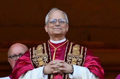Papst Leo auf der Loggia des Petersdomes